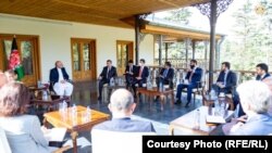 محمد حنیف اتمر سرپرست وزارت خارجه افغانستان حین ملاقات با سفیران کشورهای سازمان همکاری شانگهای