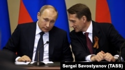 За даними агентства, серед них – його головний кремлівський радник із зовнішньої політики Юрій Ушаков, директор Служби зовнішньої розвідки РФ Сергій Наришкін