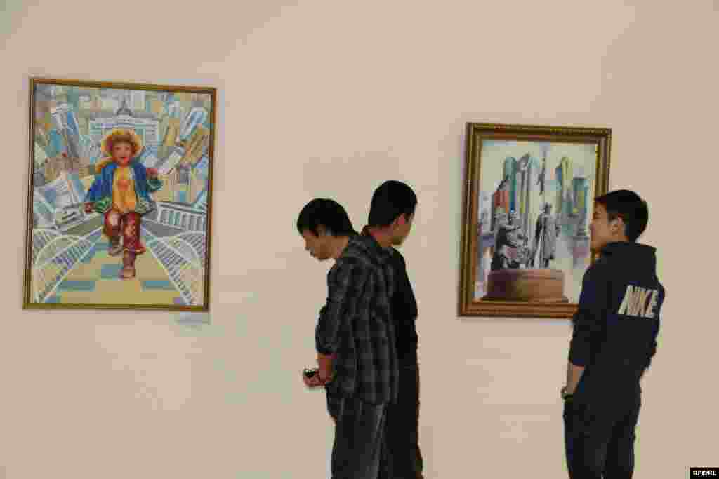 Молодые люди у картин &laquo;Байтерек&raquo; и &laquo;Керей - Жанибек&raquo;.
