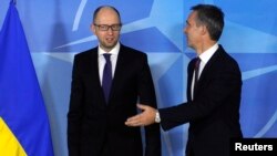 Прем’єр-міністр України Арсеній Яценюк (ліворуч) і генеральний секретар НАТО Єнс Столтенберґ