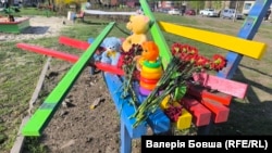 Кветкі і цацкі на дзіцячай пляцоўцы ў Крывым Рогу, дзе ў выніку расейскага ўдару 4 красавіка загінулі дзевяць дзяцей