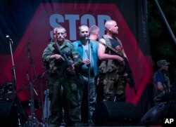 Окупований Донецьк, 13 липня 2014 року. Олександр Бородай (посередині), громадянин Росії, тодішній ватажок угруповання «ДНР», що визнане в Україні терористичним