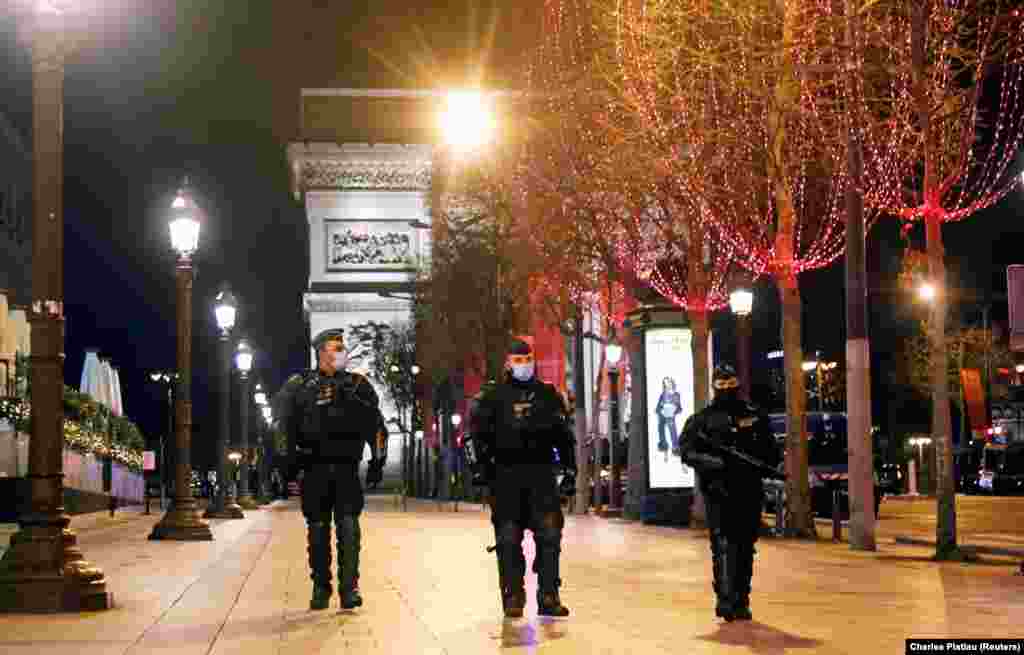 Французькі поліцейські контролюють дотримання карантину під час святкування Нового 2021 року