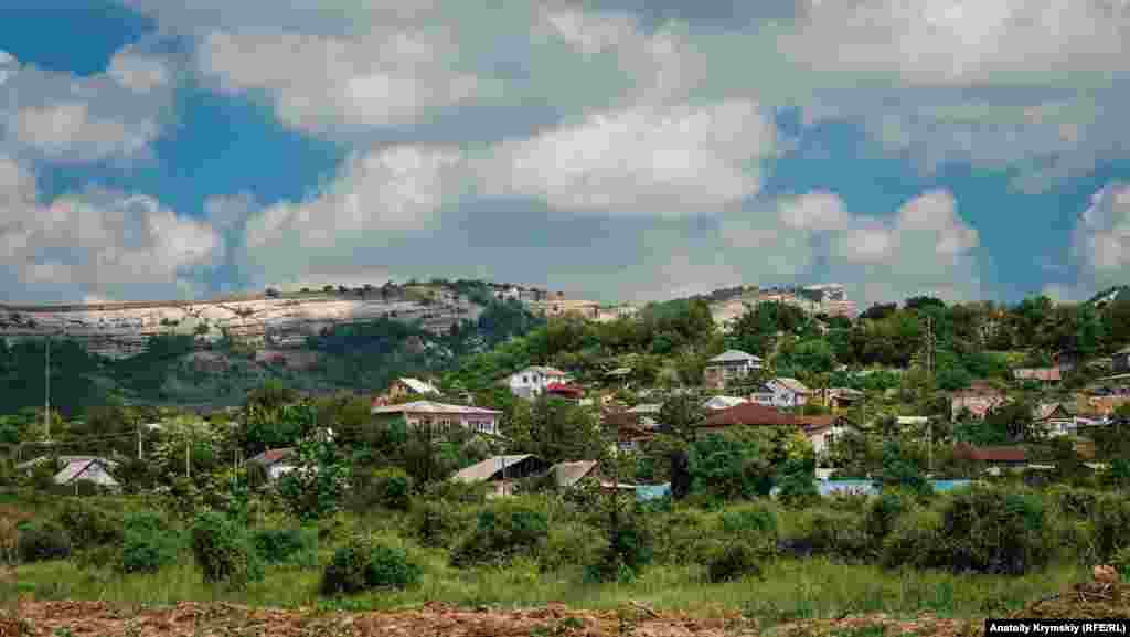 Танковое утопает в зелени Бельбекской долины