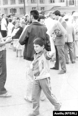 1991 елда бәйсезлек яклы митингларның берсендә газет таратучы татар малае