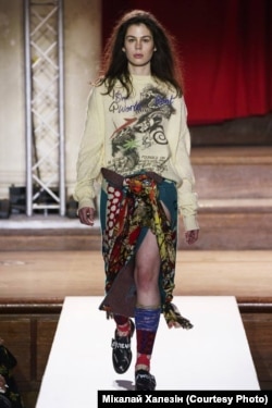 Даніэла Каляда на паказе калекцыі Вівьен Вэствуд на London Fashion Week. Фота Мікалая Халезіна.