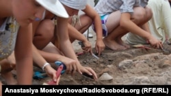 Студенти на розкопках у Тальянках