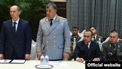 Рустами Шоҳмурод ва Мансурҷон Умаров - вазири адлияи Тоҷикистон ва муовинаш дар ҷаласаи президент. Манбаъ: president.tj 