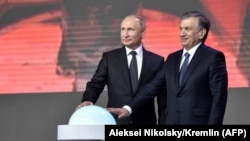 Орус-өзбек лидерлери Өзбекстандагы АЭСтин курулушуна старт берип жаткан учур. 19-октябрь, 2018-жыл.