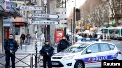 Около места нападения на полицейский участок в Париже 7 января 2016 года 