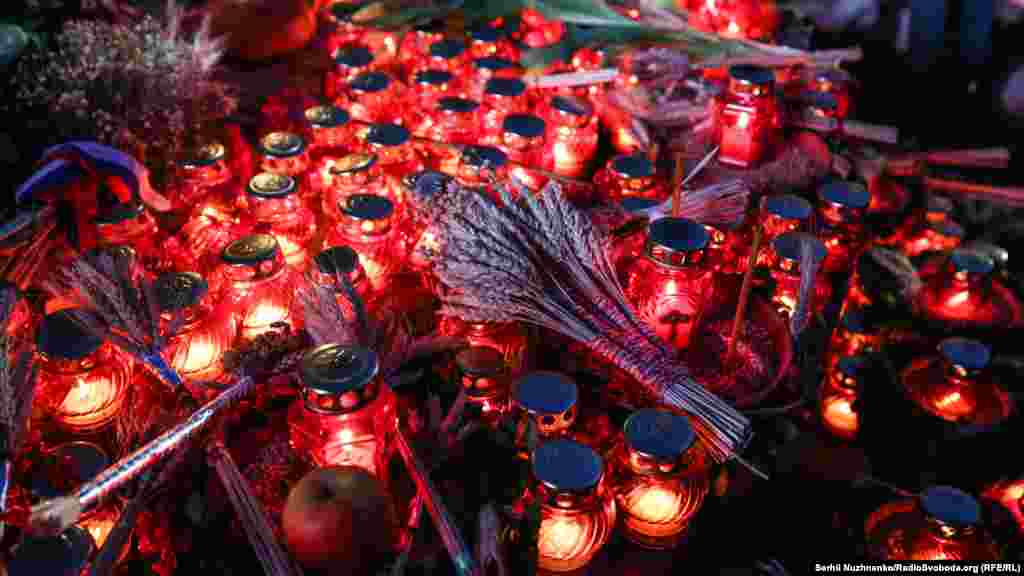 Люди принесли колоски пшениці, кетяги калини, свічки й квіти. 