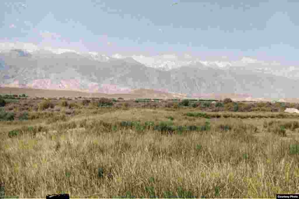 Общий вид городища Тёрт-Кюль (Кочкор-Башы). 01.7.2011. - Общий вид городища Тёрт-Кюль в Кочкорском районе Нарынской области Кыргызстана.  Фото археолога Ороза Солтобаева. 02.7.11.  