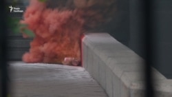 Фальшфаєри, презервативи та шини – під стінами КСУ вимагали відставки суддів (відео)