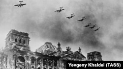 Разрушенный Рейхстаг, 1945 год.