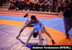 Улукбек Жолдошбеков (Кызыл кийимчен) Нурислам Санаев (көк кийимчен).