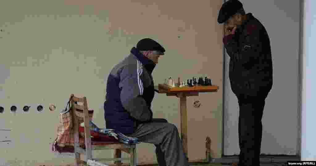 Любителі шахів під навісом на вулиці Революції