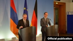 Главы МИД Армении и Германии - Зограб Мнацаканян (слева) и Хайко Маас