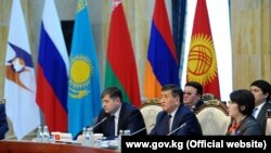 Олег Панкратов жана Сооронбай Жээнбеков ЕАЭБ саммитинде, 7-март, 2017