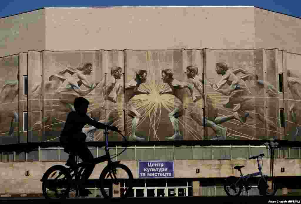 &laquo;Зіткнення й відкриття&raquo;, автор &ndash; канадський художник Li-Hill, прикрашає одну з будівель Київського політехнічного інституту (ЦКМ КПІ, проспект Перемоги, 37)