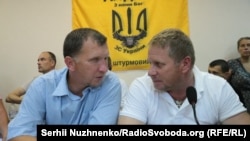 Валентин Лихоліт (праворуч) і його адвокат Андрій Мамалига, Печерський районний суд, Київ, 2 липня 2016 року