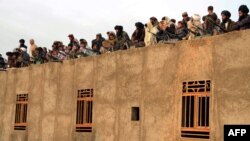 اوباما پس از آن دستور داد که اطلاعات در مورد محل منصور در منطقۀ سرحدی در داخل پاکستان به دست آمد.