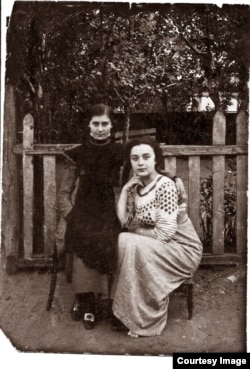 Ольга Бессарабова (справа) с соседкой. 1913. Воронеж.