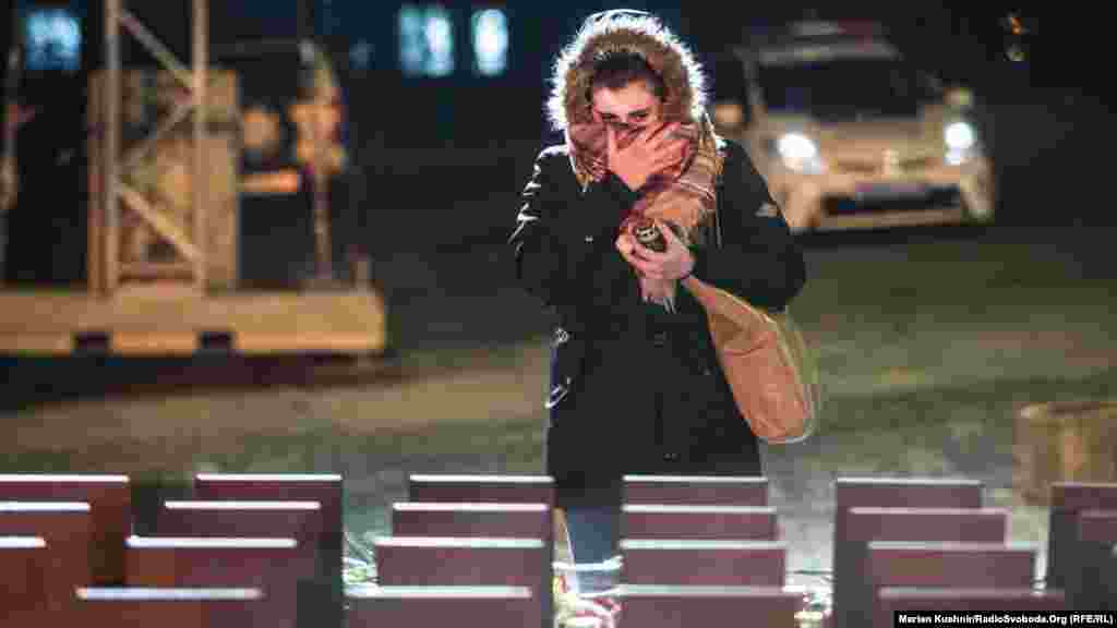 Дівчина не стримує сліз перед портретами Героїв Небесної сотні