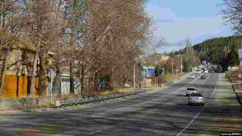 &laquo;Зона безпеки&raquo; тягнеться до мосту на об&#39;їзній ялтинській трасі. Шосе прорубали в гірському масиві Бітак у 1950-х роках з початком будівництва Сімферопольського водосховища