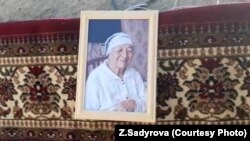 Маркум Кымбат Акмолдоеванын сүрөтү. Көк-Жар. 22.7.2018.