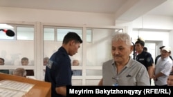 АЭС референдумы қарсаңында ұсталған белсенділердің бірі Жанат Қазақбай сотта. Алматы, 17 шілде 2025 жыл.