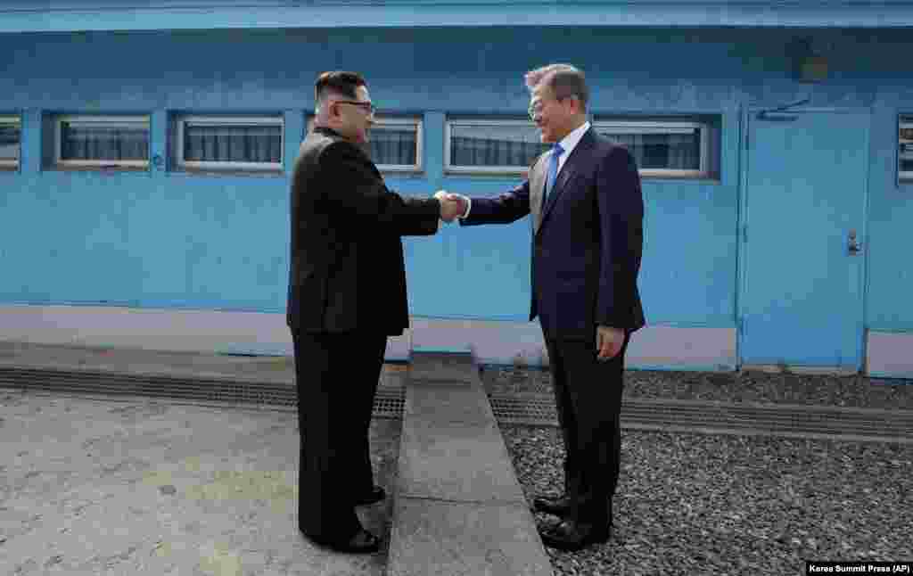 Қос Корея президенттері қол алысқан сәт.