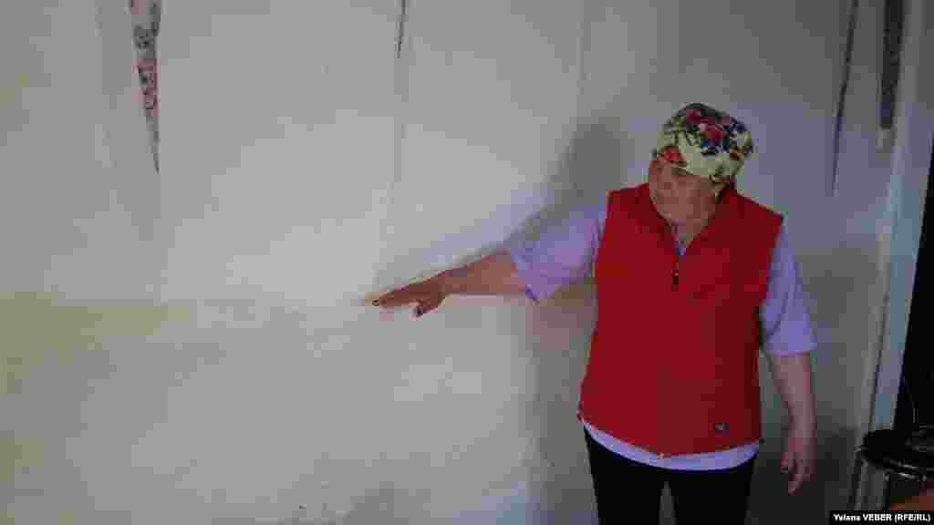 На таком уровне вода во многих домах держалась около восьми суток. Изначально же воды было еще больше, говорят жители села Чкалово.&nbsp;