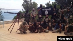 Сириядағы тәжік "жиһадшылары" деп, мамыр айында жарияланған видеоның скриншоты. "Ислам мемлекеті" экстремистік ұйымына 200-дей Тәжікстан азаматы қосылған деген ақпарат бар.  