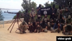 Сирияда соғысып жатыр деген тәжік "жиһадшылары". Видеодан  алынған скриншот. 