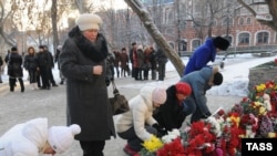 Цветы у сгоревшего клуба "Хромая лошадь" в Перми