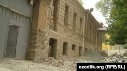 Полуразрушенное здание в исторической части города Самарканда.