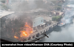 Російській авіаудар по «Острову» у Херсоні, серпень 2025 року