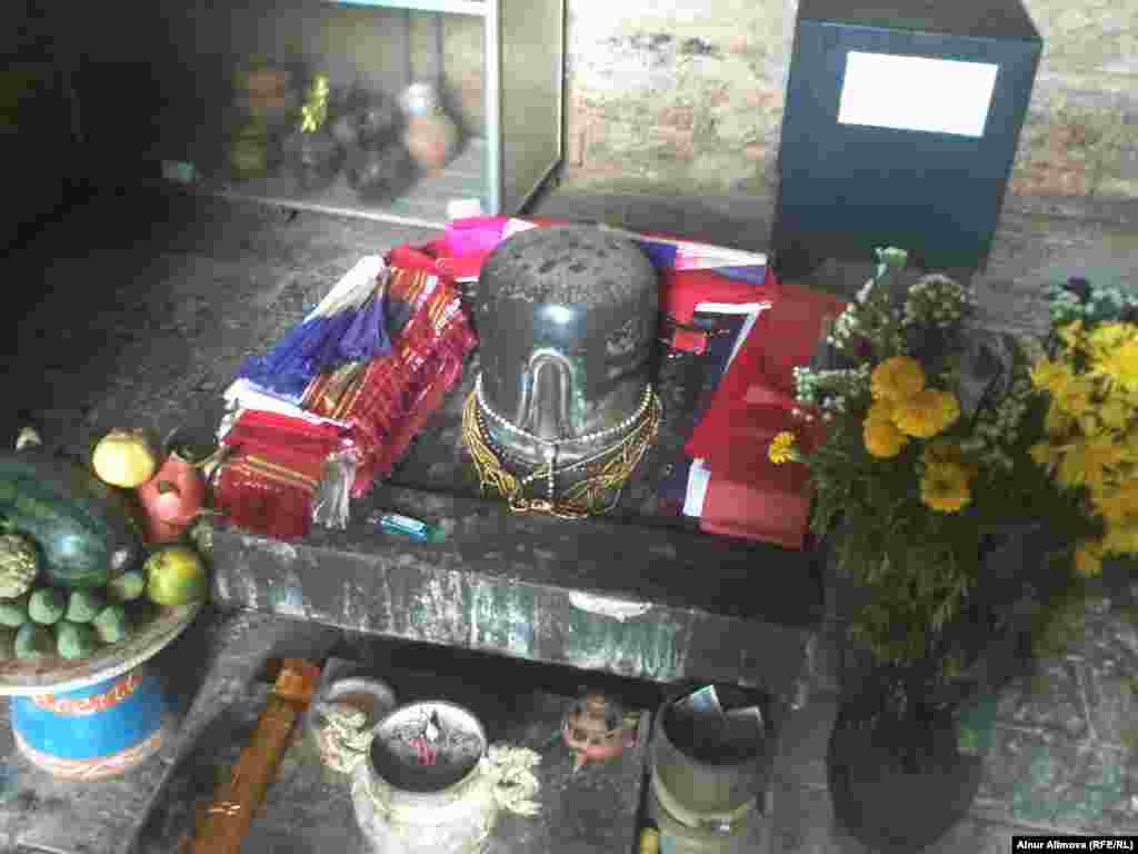 Жертвенный столик внутри тямской башни. Тямы оставляют внутри башни свечи, угощения и цветы, чтобы задобрить своих богов.