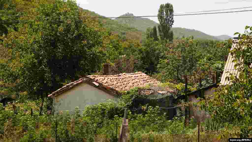 Багато будинків у селищі покриті старою черепицею