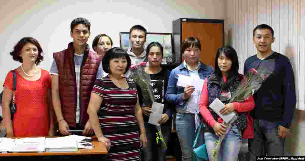 Жеңүүчүлөр жана &quot;Азаттыктын&quot; кызматкерлери менен.