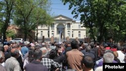 Armenia - Workers of the Nairit chemical plant demonstrate outside the presidential palace in Yerevan, 29Apr2013.