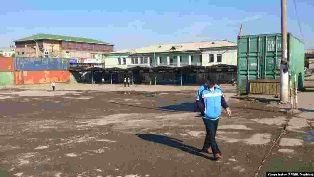 Эски автобекеттин жери тар болгондуктан мурда маршруттук унаалар бул жерге толуп турчу. Эми шаар бийлиги эски бекетти кожоюндары башка максатта иштетсе боло турганын айтышууда.