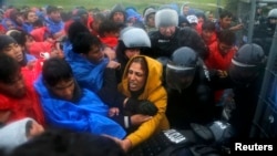 Автобуска түшөбүз деп сүр-сүр болгон мигранттар. Словения, 19-октябрь  