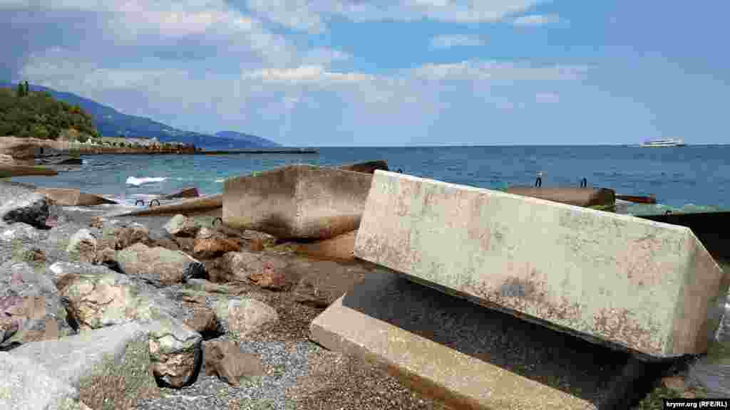 Курортний сезон у Криму &ndash;​ в самому розпалі. Однак туристична інфраструктура і сервіс, як і раніше, викликають безліч питань і нарікань. Так, частина території біля моря на &laquo;Золотому пляжі&raquo; селища міського типу Курпати (Велика Ялта) завалена бетонними плитами