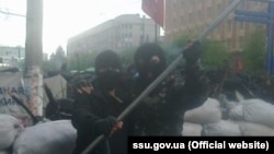 Як заявляють у СБУ, підозрюваний також перевіряв документи, речі та автомобілі людей, які перетинали міст через Сіверський Донець біля Станиці Луганської