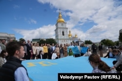 Qırımtatar Bayrağı künü. Mıhaylivska meydanı, Kıyev, 2025 senesi