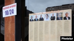 Նախագահի թեկնածուների լուսանկարները ընտրատեղամասերից մեկի 