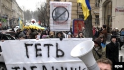 Акция протеста против назначения Дмитрия Табачника министром образования.