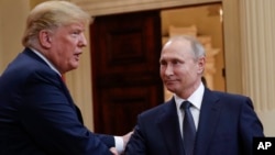 Президент США Дональд Трамп (слева) с президентом России Владимиром Путиным после саммита в Финляндии, 2018 год 