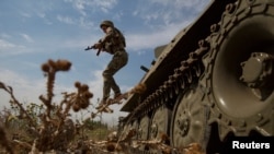 Николаев облусунда согушуп жаткан украиналык аскер. 10-август, 2022-жыл.